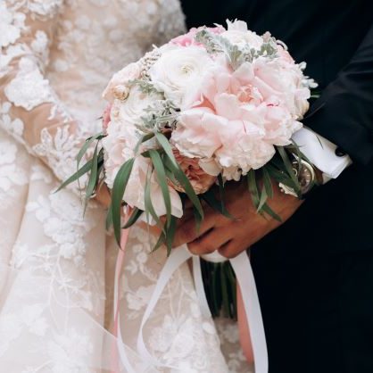 groom-bride-together-are-holding-wedding-pink-bouquet_com